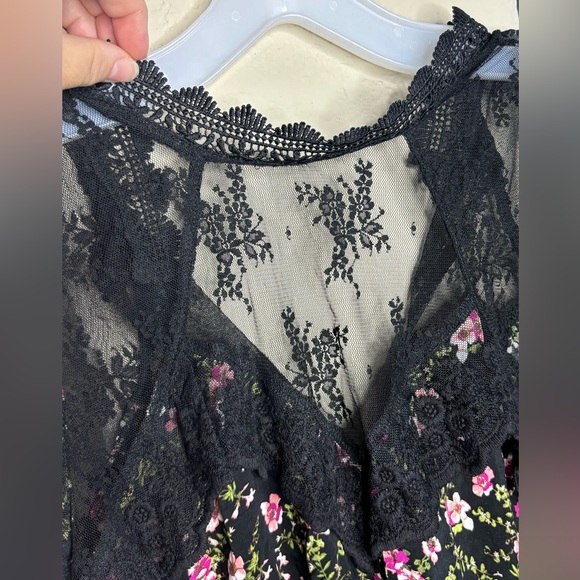 No Boundaries Lace Neckline Floral Tank Top Black - Picture 3 of 9